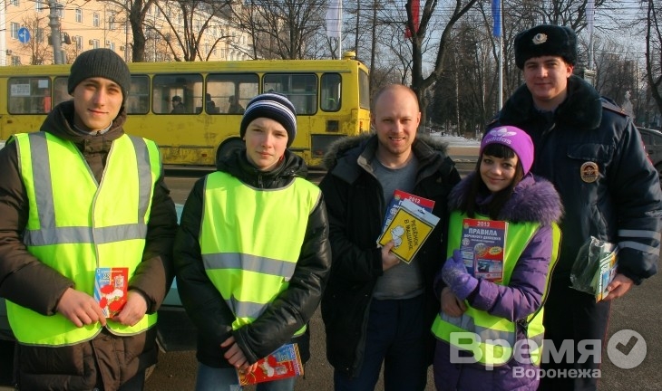 В Воронеже гаишники останавливали водителей-мужчин и дарили им брошюрки с Правилами дорожного движения