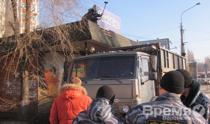 В Воронеже с помощью кувалды разбивают торговый павильон