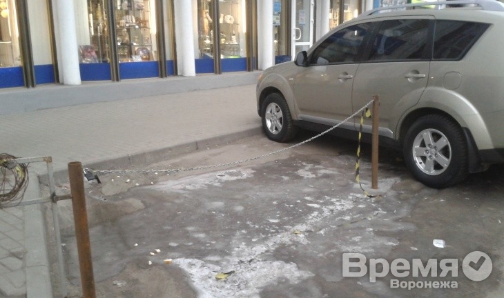 В центре Воронежа теперь руководство бара решает, кому можно ставить машины в парковочные карманы