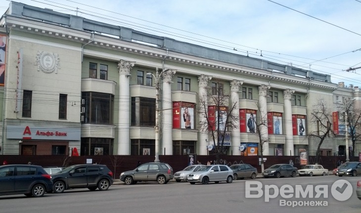 Здание ЦУМа на проспекте Революции, где появится отель Marriott, обнесли забором