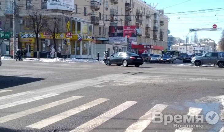 В Воронеже на камеру сняли «Тойоту» с номерами В015ОА, грубо нарушившую правила в центре города