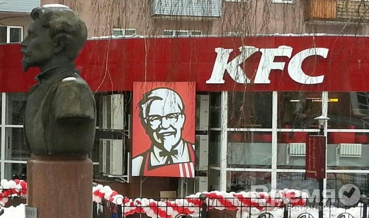 «В Воронеже установили бюст создателю сети быстрого питания KFC»