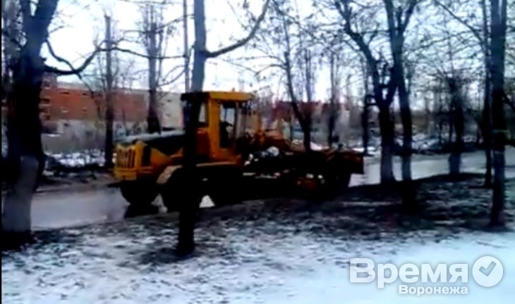В Воронеже тяжелая техника убирает несуществующий снег, разбивая вполне реальный асфальт