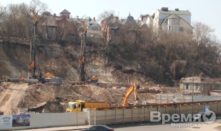 В центре Воронежа из-за незаконной многоэтажки может обрушиться склон