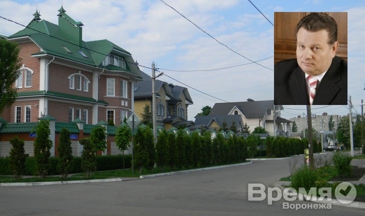 Воронежский депутат с полицией ищет детей, испортивших разбитый им около дома газон