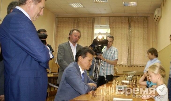Президент Международной шахматной федерации с трудом свёл в ничью партию с воронежской девочкой