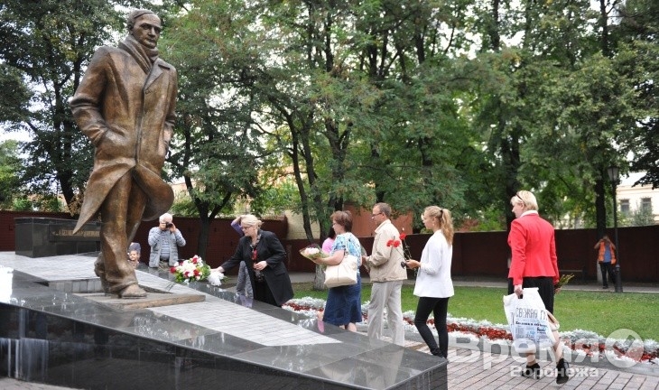 Воронежцы отметили день рождения Андрея Платонова литературными чтениями около памятника писателю
