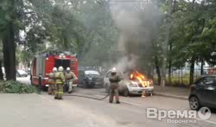Видео очевидца: В Воронеже около детского сада вспыхнула машина