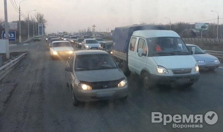 Высокую аварийность на воронежских дорогах статистики объясняют большим количеством авто