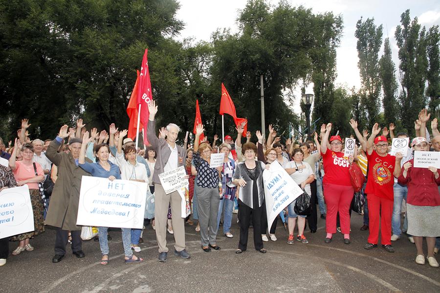 В Воронеже митинг против повышения пенсионного возраста раскололся надвое