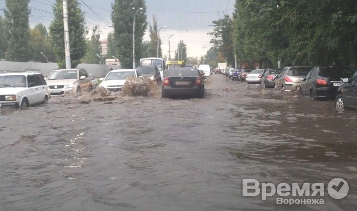 В Воронеже дождь превратил улицы в реки