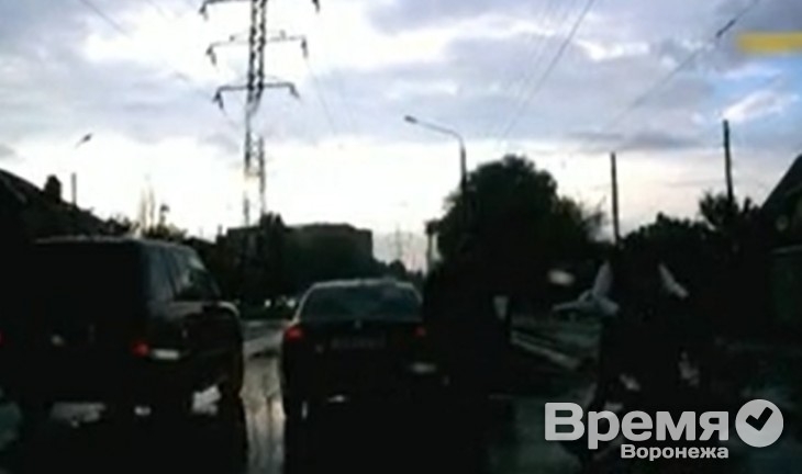 Полицейские нашли водителя и пассажира иномарки, избивших пешехода на дороге в Воронеже