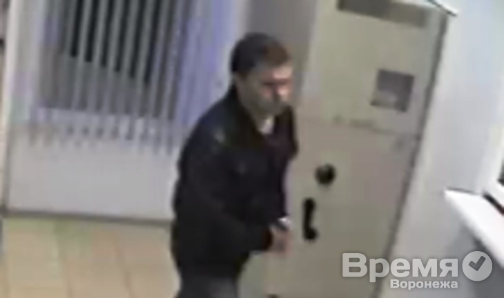 В Воронеже мужчина ограбил павильон кредитования, угрожая кассиру ножом