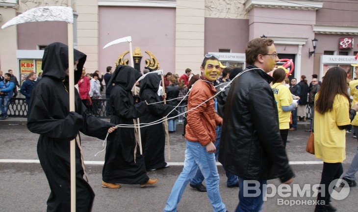В центре Воронежа на шествии против наркотиков смерть на верёвке вела «зависимых»