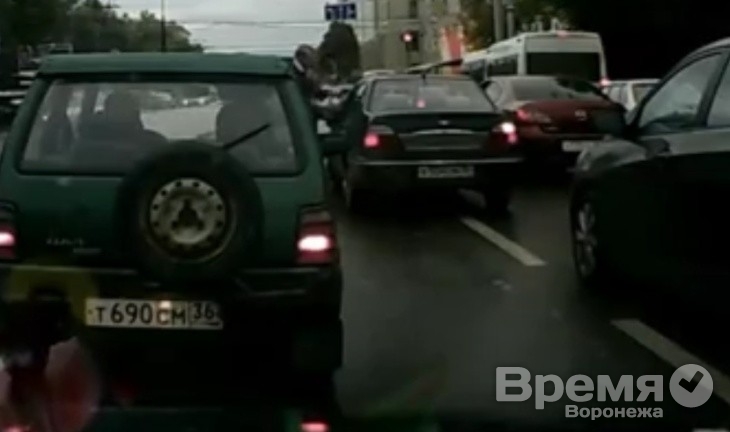 В центре Воронежа водитель авто с блатными номерами угрожал другому пистолетом