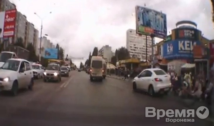 Видео: В Воронеже иномарка сбила четырех человек около пешеходного перехода