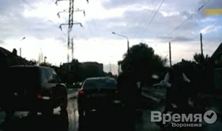На водителя и пассажира иномарки, избивших пешехода на дороге в Воронеже, возбудили уголовное дело