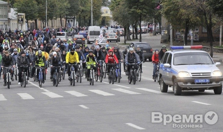 Фестиваль «ВелоВоронеж», несмотря на выпавший накануне снег, собрал больше тысячи участников