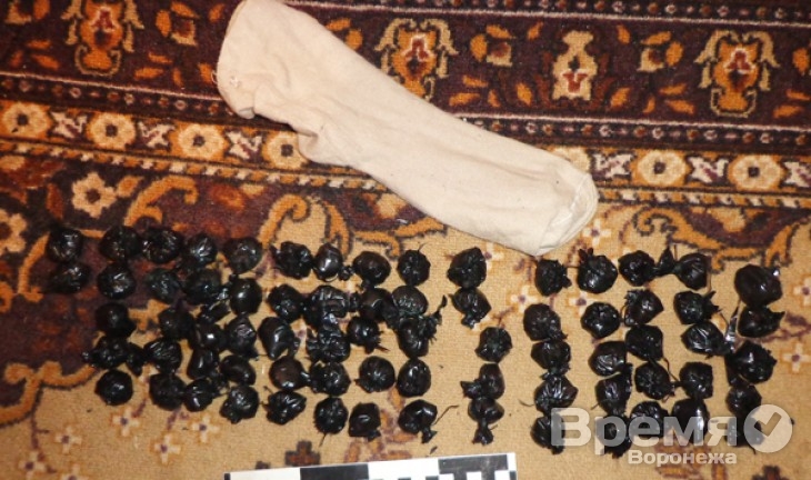 Воронежские наркополицейские нашли в носках у таджиков килограмм героина