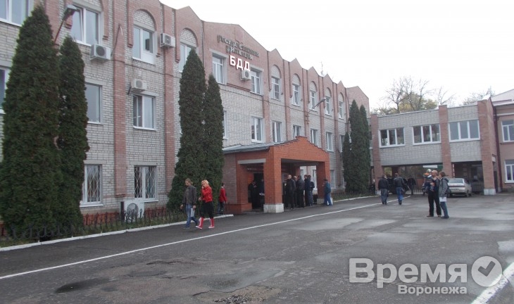 В Воронеже на учёт авто теперь ставят быстрее, однако очереди остались прежними