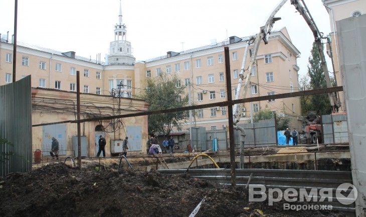 В центре Воронежа дом возводят ночью и днём: запрет губернатора и решение суда строителям не указ