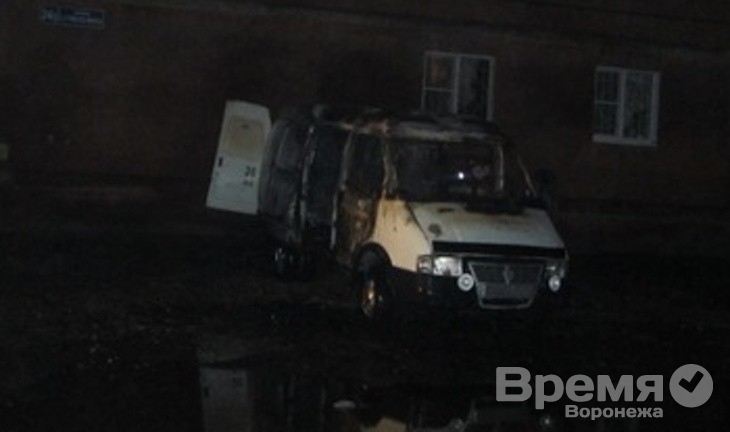 В Воронеже в ночь на среду сожгли машину