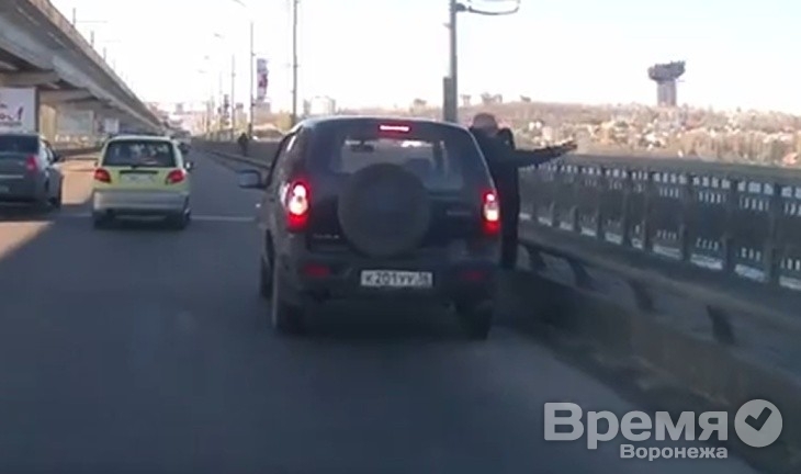 Видео: Воронежцы выбрасывают пакеты с мусором с моста прямо в водохранилище