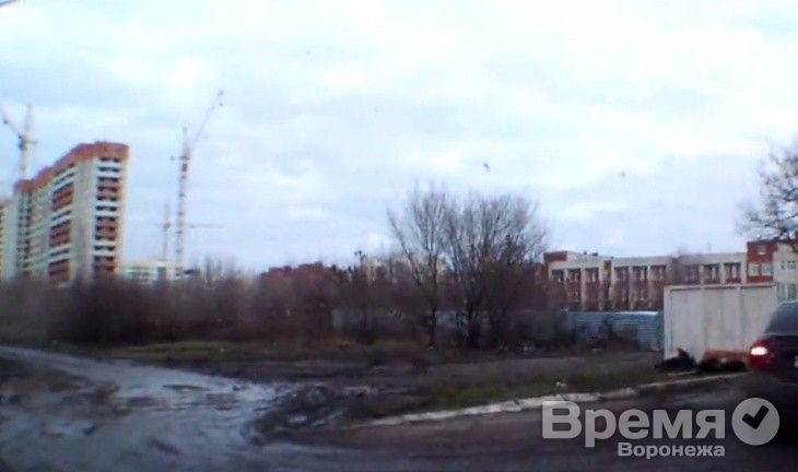 Студенты воронежского журфака сняли ролик о том, в каком ужасном состоянии находится дорога, ведущая к корпусам университета