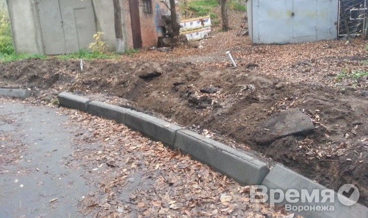 Воронежцы жалуются, что к парку «Дельфин» стекает смесь воды и цемента с близлежащей стройки