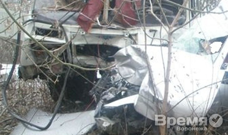 Под Воронежем иномарка протаранила автобус с пассажирами