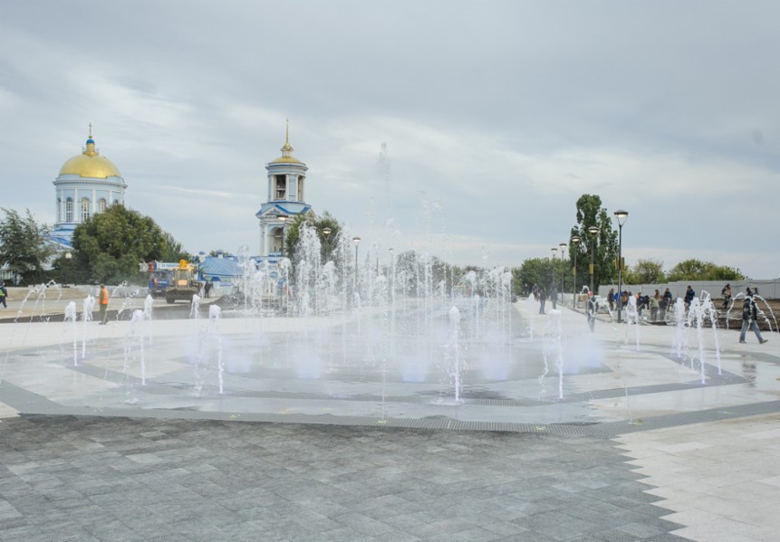 В Воронеже запустили первый фонтан на Советской площади