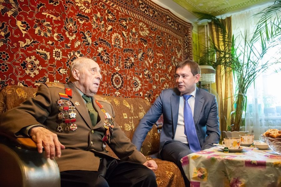 Председатель облдумы поздравил с Днем Победы защитника Воронежа