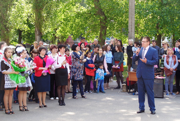 Депутаты поздравили воронежских выпускников с последним звонком