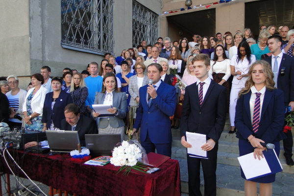 Воронежские депутаты-строители поздравили первоклассников с праздником