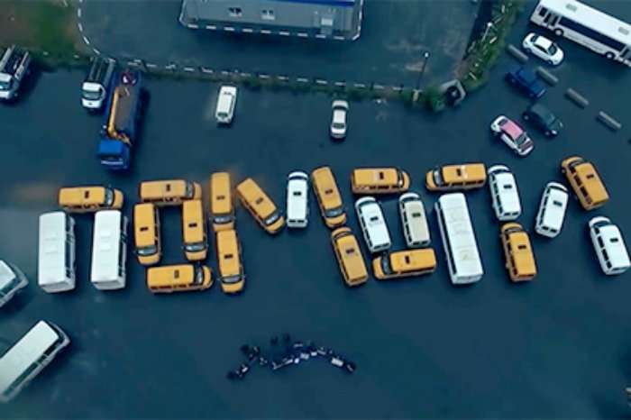 Под Белгородом водители автобусов выложили надпись «Путин, помоги»