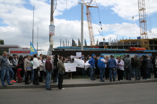 Заправка или жилой дом: как воронежцы митинговали у стройки на Хользунова 