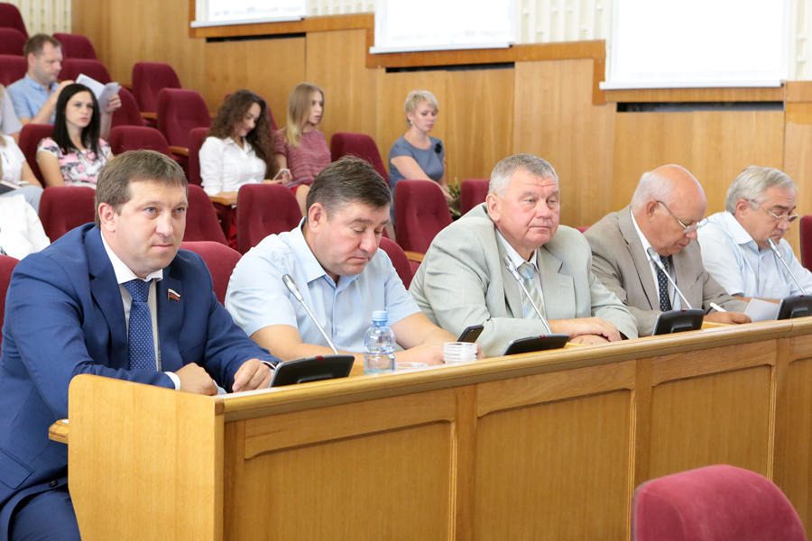 Воронежский губернатор отменил депутатские каникулы у единороссов