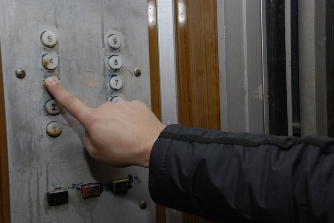 Прокуратура наказывает воронежские УК за опасные лифты 