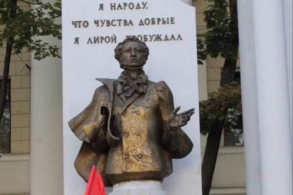 В Воронеже аукцион на ремонт памятника Пушкину перенесли на август