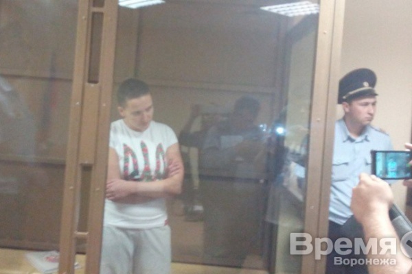 Надежда Савченко смеётся над показаниями воронежца 