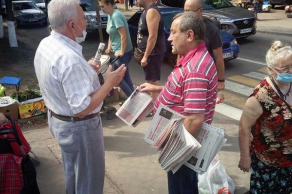Бывшего главного воронежского коммуниста отправили раздавать газеты на Птичий рынок