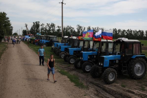 Тракторный пробег фермеров ОМОН остановил на подступах к Воронежской области 