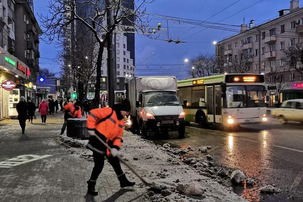 В Воронеже на борьбу с последствиями снегопада за ночь вышло 187 единиц техники
