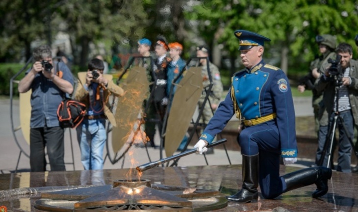 В Воронеже на площади Победы зажгли Вечный огонь 