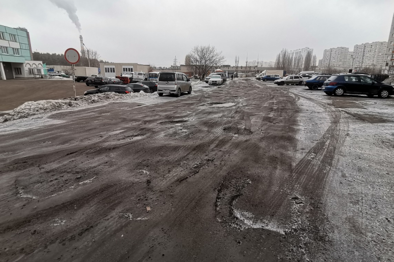 Автомобилисты стали заложниками грязи и ям «убитой дороги» в Воронеже