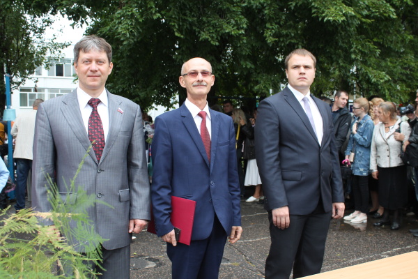 Воронежские депутаты поздравили школьников с Днём знаний 