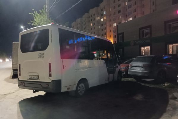 Воронежцы продолжают жаловаться на ночующие во дворах жилых домов грузовики и маршрутки 