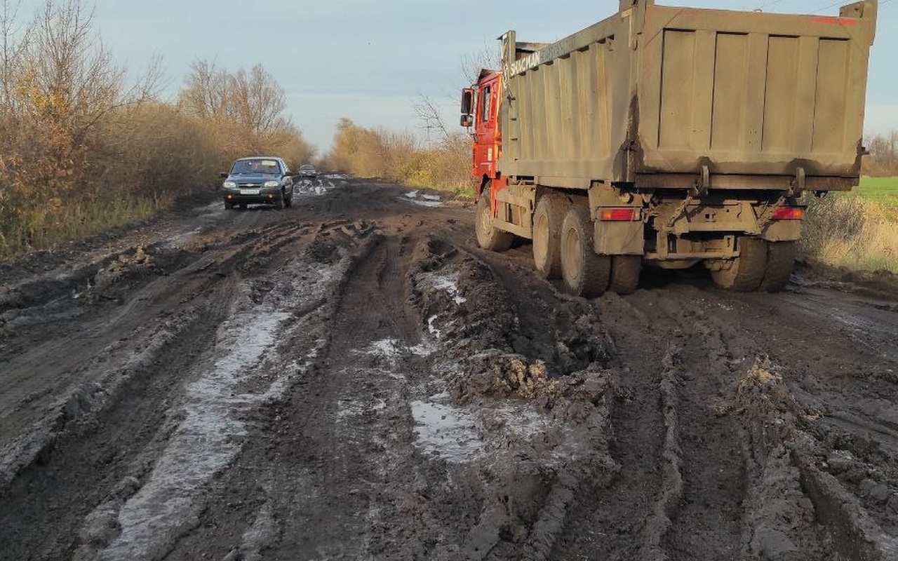 Дорога в село Панинского района утонула в грязи | Интернет-газета Время  Воронежа