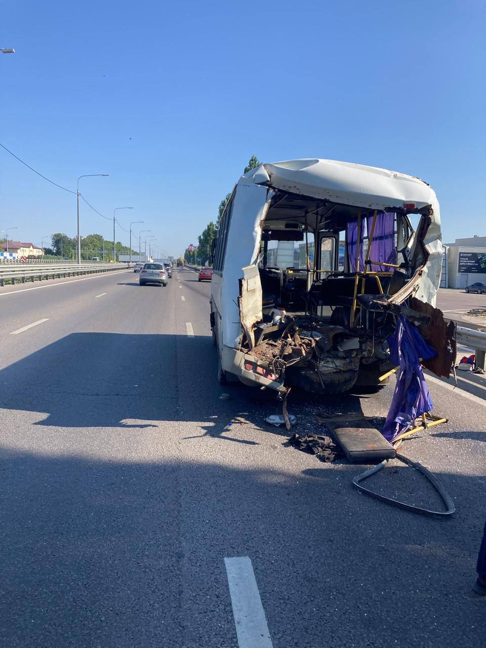 9 человек госпитализированы после столкновения автобуса и автоцистерны в Воронежской области