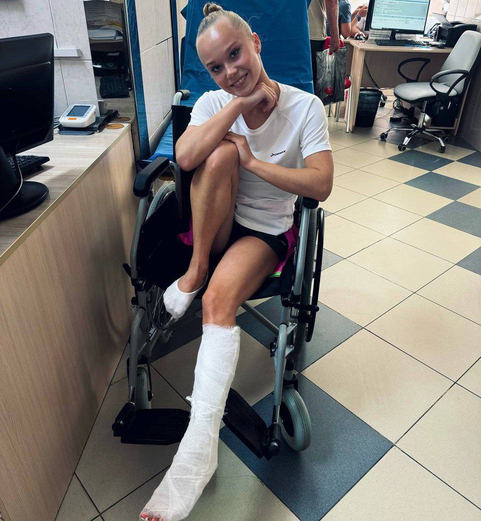 Первая в жизни травма на соревнованиях вынудила гимнастку Ангелину Мельникову сняться с состязаний